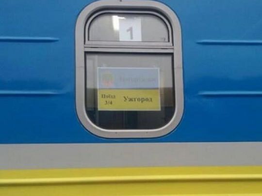 Мовчання «Укрзалізниці»: пасажирка померла від спеки у вагоні поїзда Запоріжжя — Ужгород, у мережі обурення