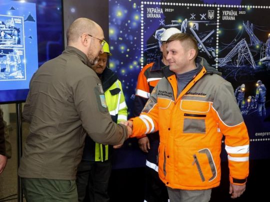 Шмигаль вводить в оману Зеленського? Премʼєра звинуватили у блокуванні будівництва захисту для енергетики