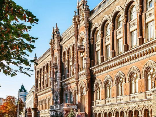 Стрімке падіння гривні: як пояснюють і що планують робити в НБУ