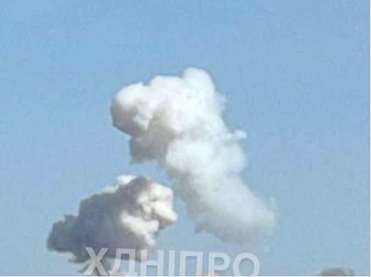 У Дніпрі внаслідок обстрілу є жертви, пошкоджено ТЦ, — ЗМІ
