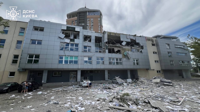 Ворог вдруге за сьогодні вдарив ракетами по Києву: зруйновано медичний центр у Дніпровському районі, є жертви (фото)