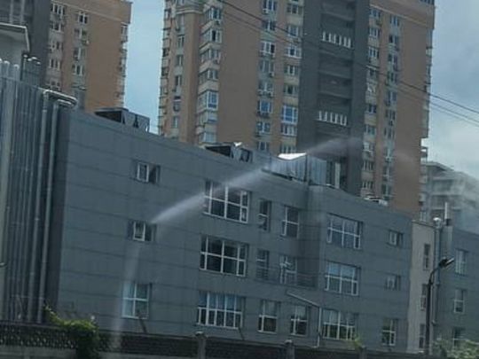 Ворог вдруге за сьогодні вдарив ракетами по Києву: зруйновано медичний центр у Дніпровському районі, є жертви (фото)