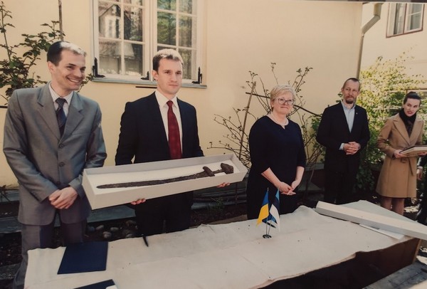 Вперше в Києві демонструється легендарний «меч вікінга» і ще майже 300 древніх речей, врятованих від незаконного продажу завдяки Естонії