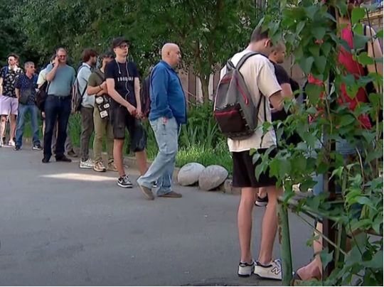 Зовсім не добровольці: в ТЦК розповіли, про що свідчать черги біля дверей військкоматів