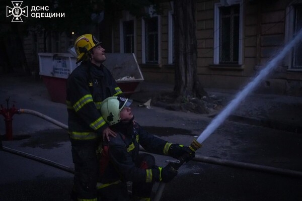 Во время ракетного удара в Одессе снова загорелся дом на Софиевской: подробности
