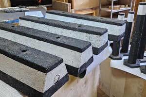 В Одессе впервые в Украине установили антипарковые столбики, которые сделали из пластика