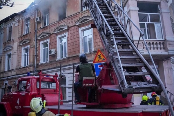 Во время ракетного удара в Одессе снова загорелся дом на Софиевской: подробности