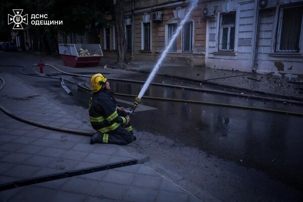 Во время ракетного удара в Одессе снова загорелся дом на Софиевской: подробности