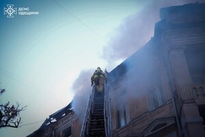 Во время ракетного удара в Одессе снова загорелся дом на Софиевской: подробности