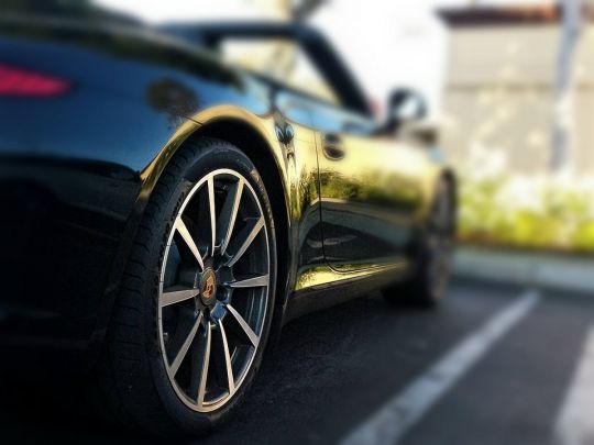 Чому під час руху автомобіля раптом починає гудіти літня гума: експерт назвав причини і дав пораду водіям
