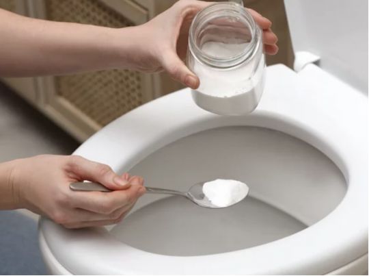 Допоможе яєчна шкаралупа, кока-кола та зубна паста: Clean Master порадила 2 ефективних способи миття унітазу (відео)