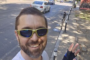 В Одессе впервые в Украине установили антипарковые столбики, которые сделали из пластика