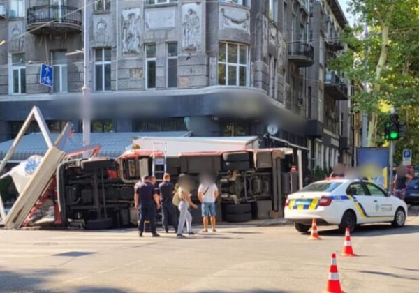 В центре Одессы столкнулись продуктовая фура и автомобиль ГСЧС: есть пострадавшие