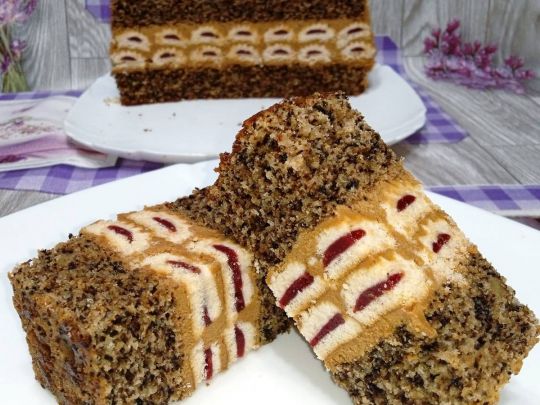 Горіховий пляцок з ароматними трубочками: смачно так, що не відірватись