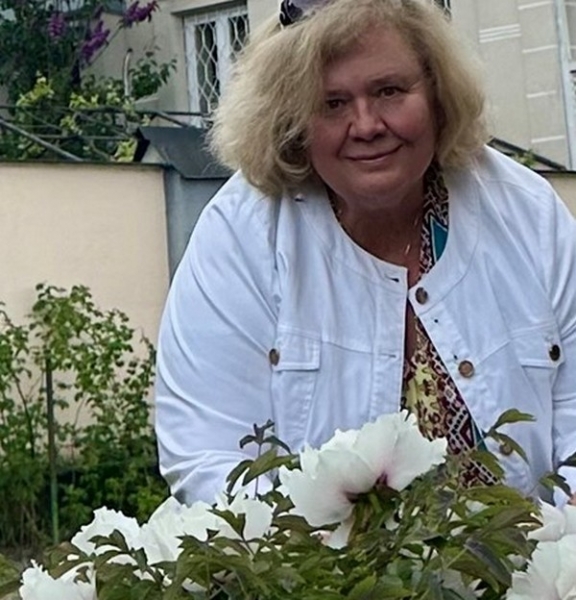 «Літрова фарфорова чашка з блюдцем коштувала фантастично дорого», — колекціонерка порцеляни Людмила Карпінська-Романюк