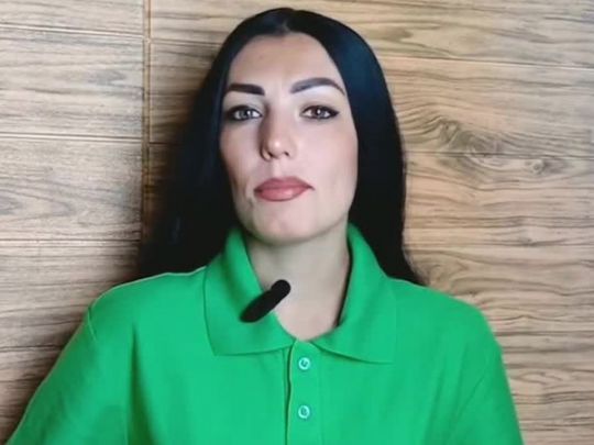 Набагато ефективніше окропу: чорноволоса фермерка-красуня розповіла, як краще знищити берізку на городі