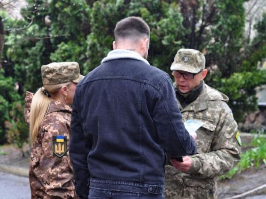 Не мають права навіть торкатися людини: у Міноборони уточнили, чи можуть співробітники ТЦК «супроводжувати» чоловіків у військкомат