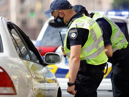 Обличчя краще не чухати: поліцейський розповів, як патрульні розпізнають, що водій каже неправду