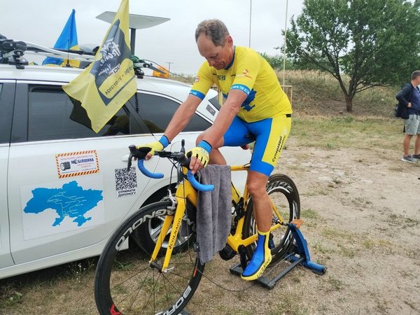 «Раніше нічого подібного в житті не робив»: ветеран велоспорту влаштував унікальний марафон для допомоги жителям Херсонщини