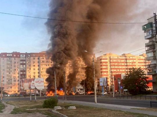 Вибиті вікна та автомобілі, що згоріли: вранці окупанти завдали ракетного удару по Сумах (фото, відео)