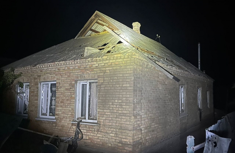 Вночі окупанти вдарили по Нікополю з артилерії та атакували дронами: є поранені, багато руйнувань (фото)