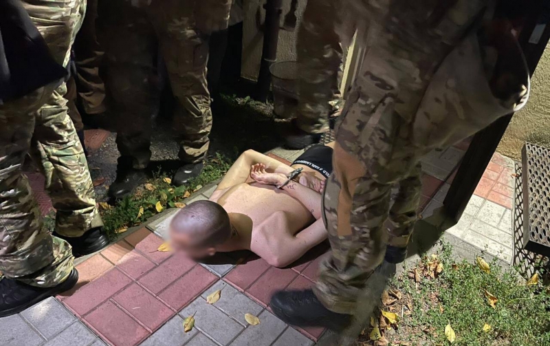Завдання отримав через Telegram: у Києві зловили палія поліцейських автомобілів (фото)