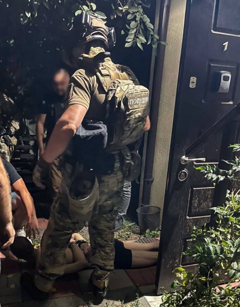 Завдання отримав через Telegram: у Києві зловили палія поліцейських автомобілів (фото)