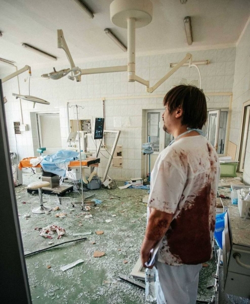 Зеленський нагородив орденом «За мужність» лікаря «Охматдиту», фото якого облетіло весь світ (фото)