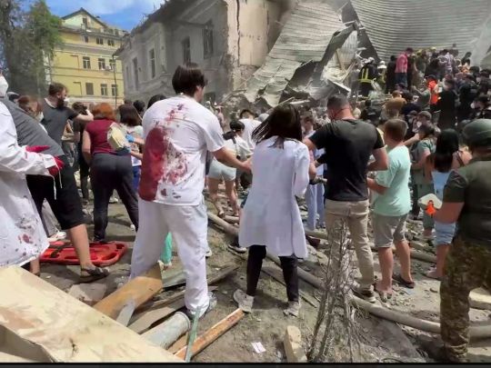 Зеленський нагородив орденом «За мужність» лікаря «Охматдиту», фото якого облетіло весь світ (фото)