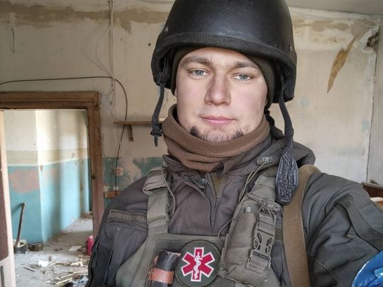 Змушували носити військову форму навиворіт: навіть в полоні військовий медик витягав осколки з тіл поранених побратимів
