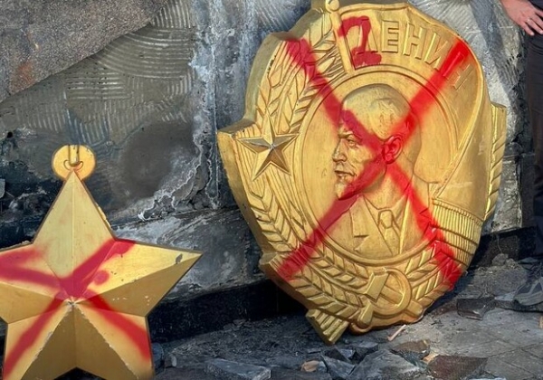 Активисты в Одессе демонтировали с площади 10 апреля второй орден Ленина и советскую звезду