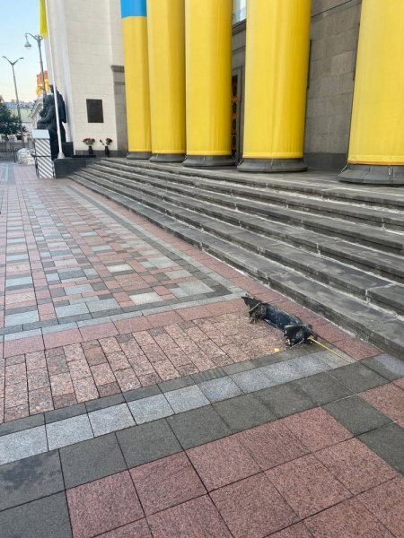 Цілили по Верховній Раді: біля будинку парламенту знайшли уламки російських дронів (фото)