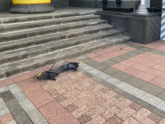 Цілили по Верховній Раді: біля будинку парламенту знайшли уламки російських дронів (фото)