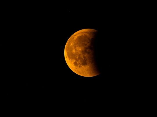 Кохання захопить зненацька: вересневе місячне затемнення допоможе трьом знакам зодіаку зустріти свою долю