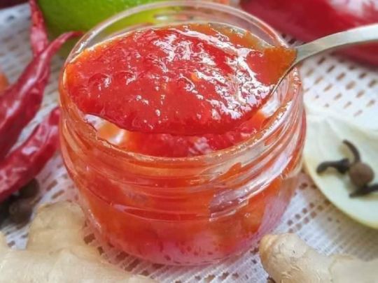 Підійде і до морозива, і до смаженого м’яса: пікантний соус з гострого перцю з грушею на зиму