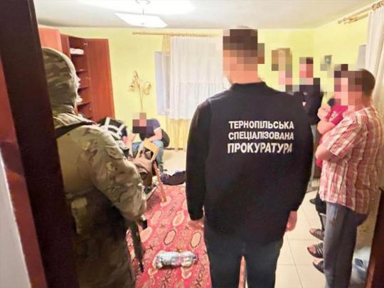 Підозри отримали 116 осіб: в Україні викрито масштабний канал збуту зброї і наркотиків