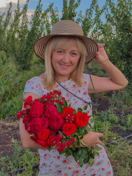 «Троянда з пелюстками блакитно-лавандового відтінку має лавандовий аромат», — трояндарка Надія Доля
