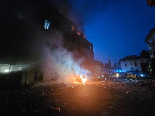 У Львові сильні руйнування після нічної ракетно-дронової атаки росіян, у місті пожежі, є жертви (фото, відео)