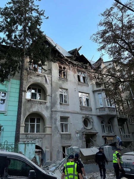 У Львові сильні руйнування після нічної ракетно-дронової атаки росіян, у місті пожежі, є жертви (фото, відео)