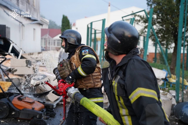 Вночі ворог ударив по Києву крилатими та балістичними ракетами: у різних районах столиці фіксують пожежі (фото, відео)