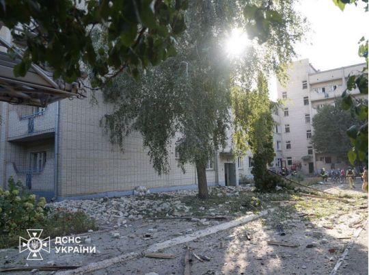 Ворог вдарив по пансіонату для літніх людей у Сумах: є загиблі
