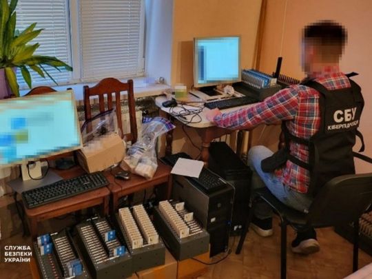 Заробляли криваві гроші на даних про українців: СБУ ліквідувала дві ботоферми, які працювали на ворога