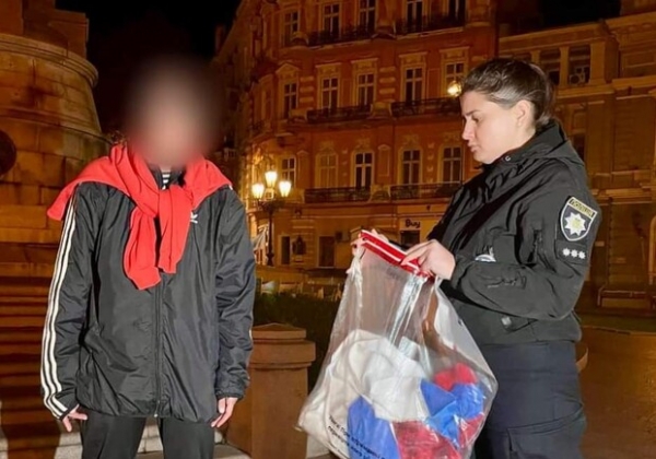 В центре Одессы женщина пыталась повесить российский триколор
