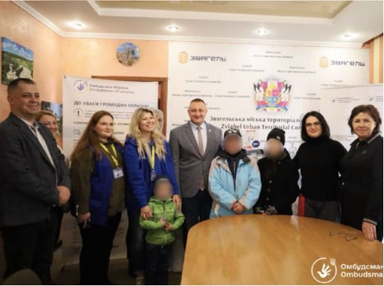 Маленькі українці повернулись додому: на Батьківщину прибули ще шестеро вивезених окупантами дітей