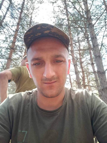 «Міг відмовитися від завдання, бо тільки вернувся з нуля»: заради загиблого сина матір щодня долає 180 км і стоїть на площі з його портретом