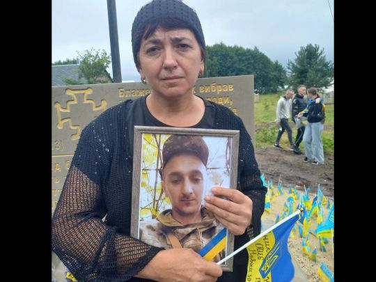 «Міг відмовитися від завдання, бо тільки вернувся з нуля»: заради загиблого сина матір щодня долає 180 км і стоїть на площі з його портретом