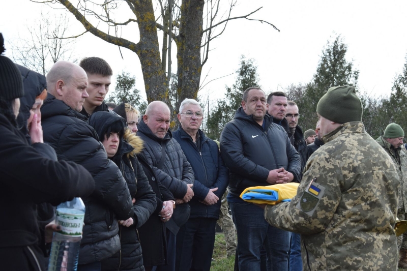 «Міг відмовитися від завдання, бо тільки вернувся з нуля»: заради загиблого сина матір щодня долає 180 км і стоїть на площі з його портретом