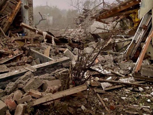 Намагаються перекрити зерновий коридор: росіяни вдарили ракетами по іноземному судну в порту Чорноморська (фото, відео)