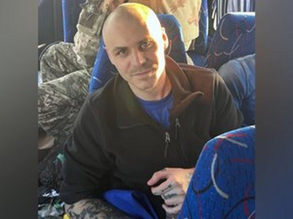 «На спині у сина сліди від електрошокеру — били в одне й те саме місце, рани не встигали загоюватися», — матір звільненого з полону військового медика