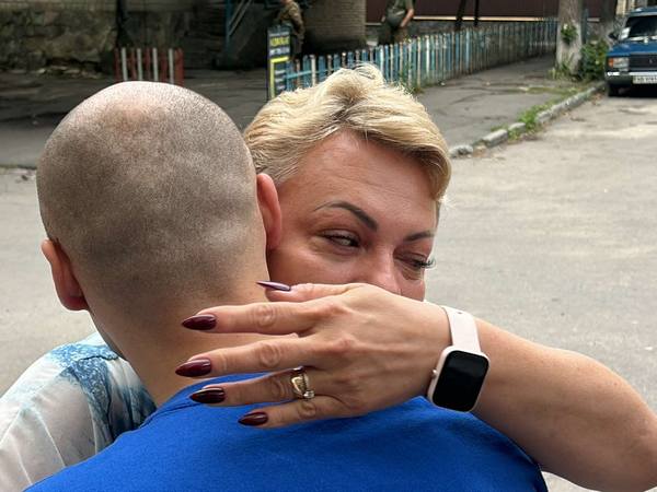 «На спині у сина сліди від електрошокеру — били в одне й те саме місце, рани не встигали загоюватися», — матір звільненого з полону військового медика